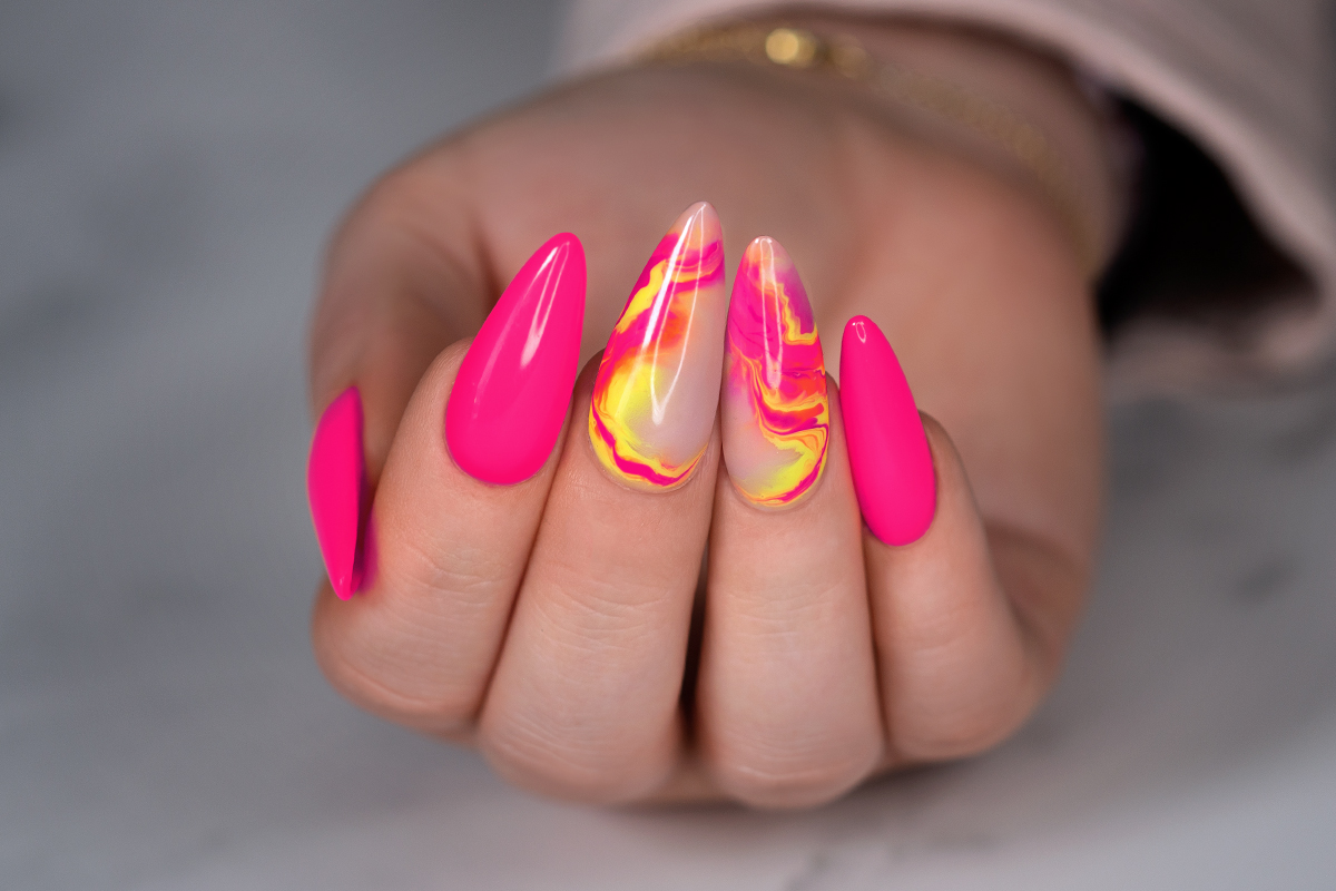 Jolifin LAVENI Shellac - electric neon-magenta 10ml