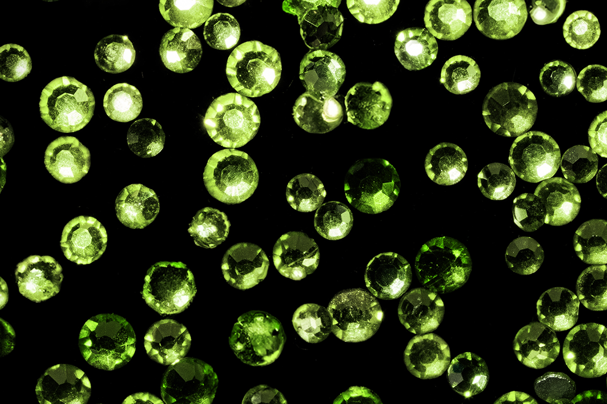 Jolifin LAVENI Rhinestones 150 pieces - sage green 1,2mm
